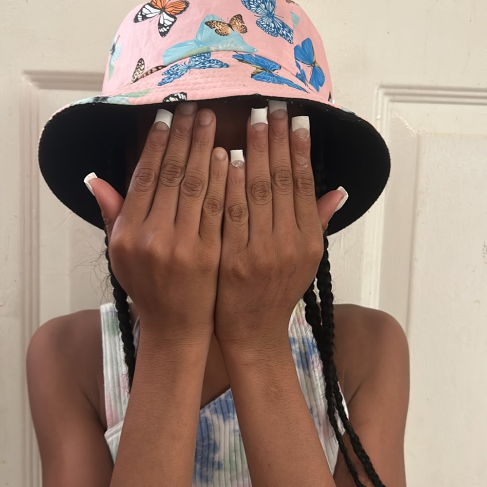 A bucket hat - Picture 2 of 4